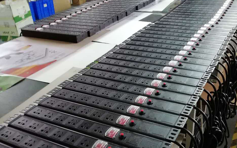 過(guò)載保護(hù)PDU插座 6位國(guó)標(biāo)5孔   防雷保護(hù) 機(jī)柜PDU插座 1.5U 