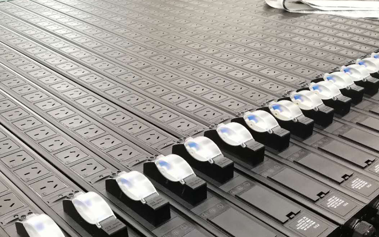 32A  16位國(guó)標(biāo)三扁10A 4位國(guó)標(biāo)三扁16A 帶空開(kāi) 無(wú)線(xiàn) 機(jī)柜PDU插座