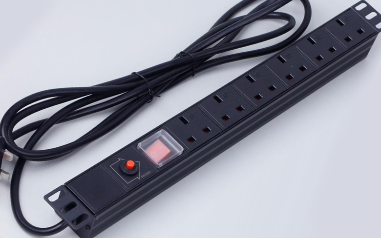 英標(biāo)PDU插座  6位帶過載保護(hù) 帶開關(guān) 英式PDU插座